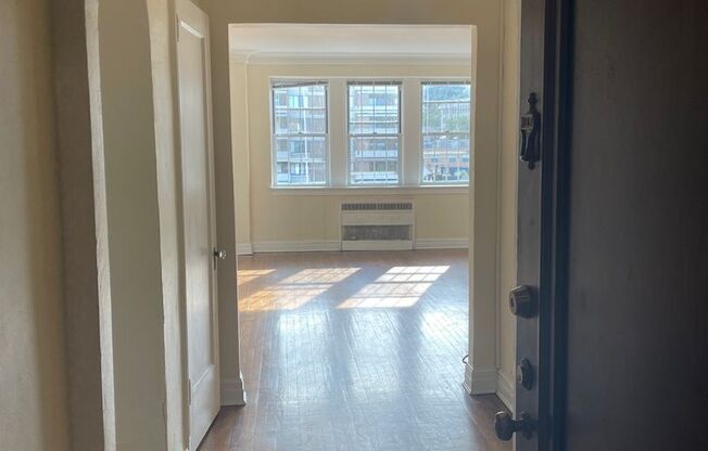 1 bed, 1 bath, 962 sqft, $1,525, Unit New King Edward  805