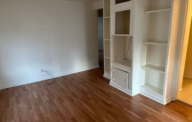 2 beds, 1 bath, $985