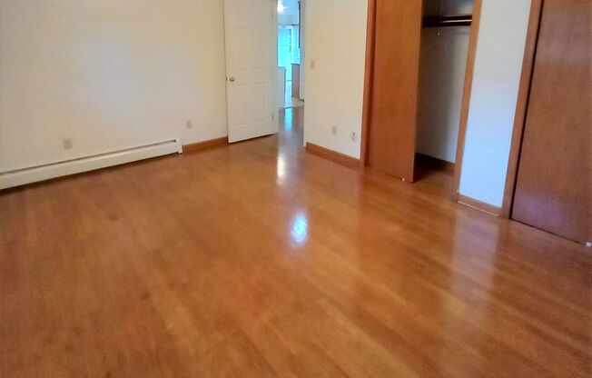 2 beds, 1 bath, 903 sqft, $1,250, Unit B-4