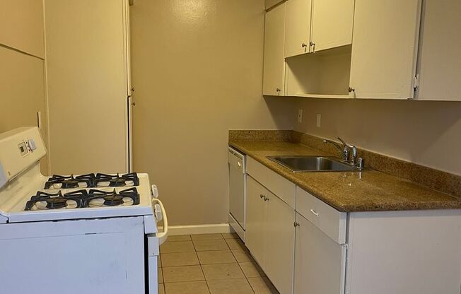 1 bed, 1 bath, $1,700, Unit T13