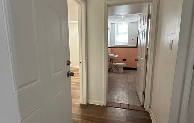 1 bed, 1 bath, $750, Unit B2