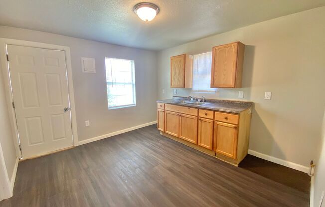 3 beds, 1 bath, $950