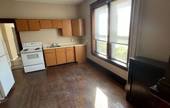 1 bed, 1 bath, $1,100, Unit 52-1F