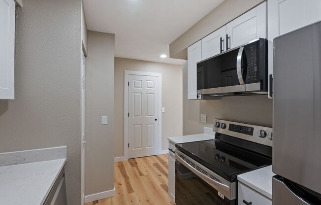 3 beds, 1 bath, 864 sqft, $1,649, Unit #37