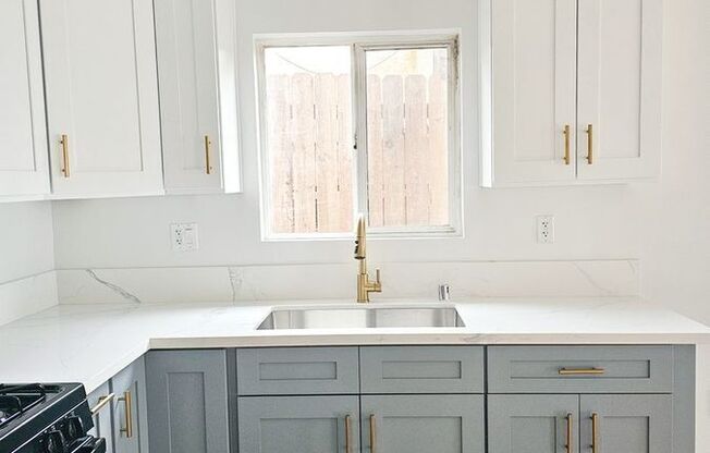 242 W 47 ST