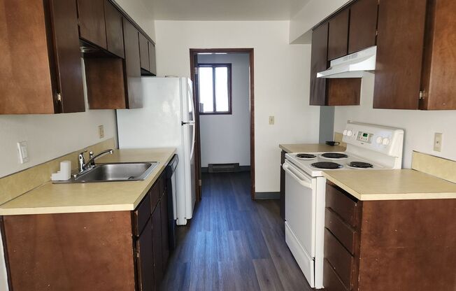 2 beds, 1.5 baths, 1,020 sqft, $1,300, Unit #E