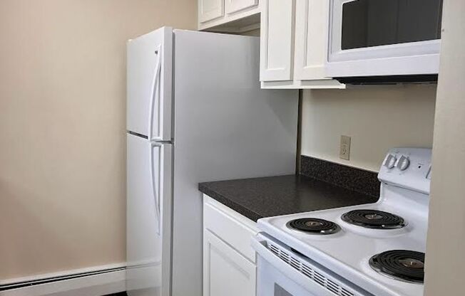 1 bed, 1 bath, $825, Unit 245 Churchill Rd. Apt. 7