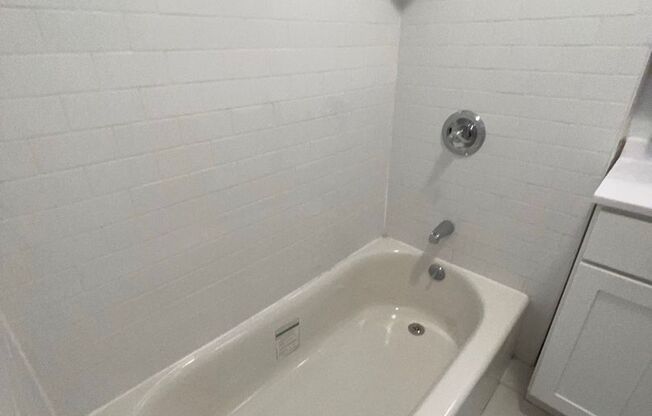 2 beds, 1 bath, $2,200, Unit 2H