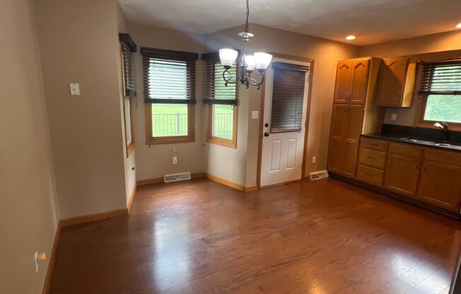 TWIN LAKES! MOVE IN READY 3 BEDROOM!