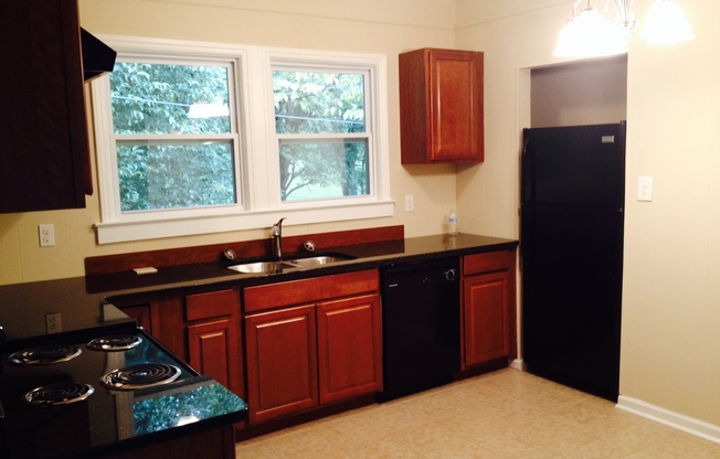 3 Bedroom 2 Bathroom JUST RENOVATED Lawncare Included/Granite Countertops