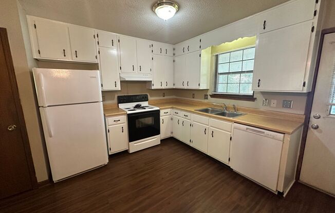 2 beds, 1 bath, $1,250