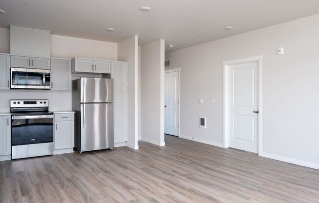 2 beds, 2 baths, 920 sqft, $2,450, Unit 40-401