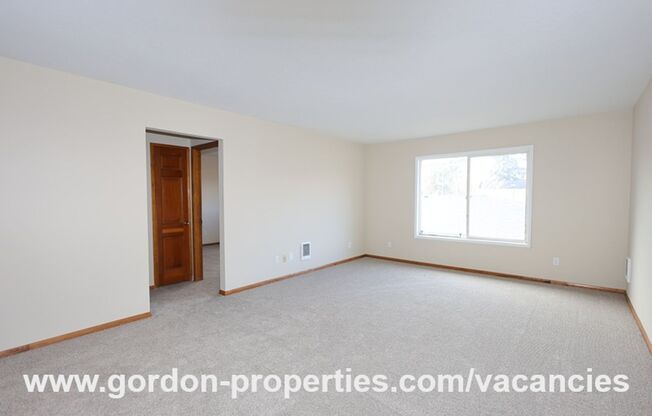 SE Stark St - Mayfair Manor, Gresham upstairs 2 bedroom apartment