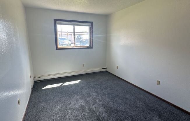 2 beds, 1 bath, $850, Unit 04