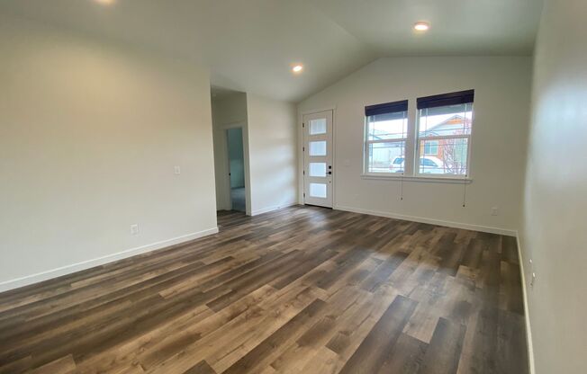 3 Bed, 3 Bath for Late May Lease Start!