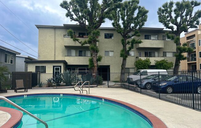 11018 Moorpark Apartments
