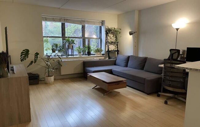 516 W 47 ST