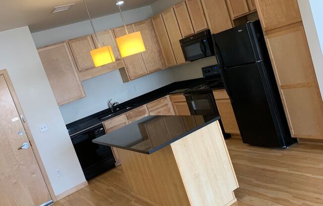 2 beds, 2 baths, 1,000 sqft, $1,295, Unit 215