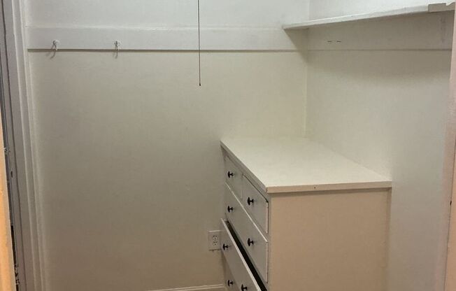 Studio, 1 bath, 325 sqft, $1,195, Unit 210