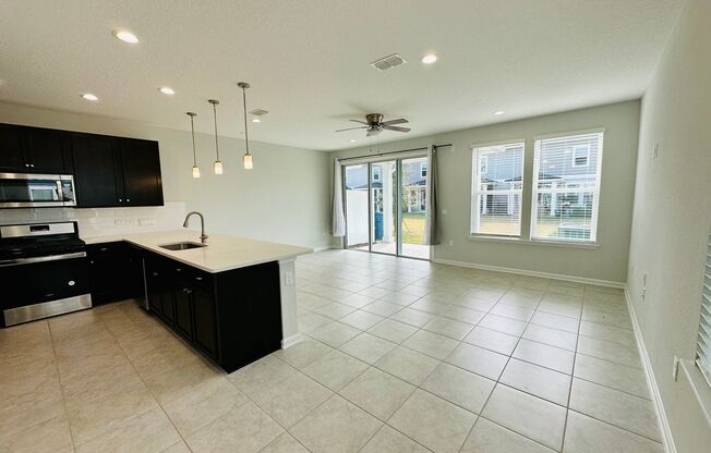 Spacious 3 Bed 2 Bath End Unit Townhome with Garage & Loft. Community features & High End Amenities! Pet Friendly! Washer / Dryer Included