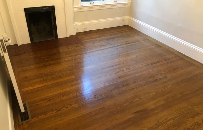 Big flat w/high ceilings, hardwood floors, washer/dryer in unit, 1 car garage included!