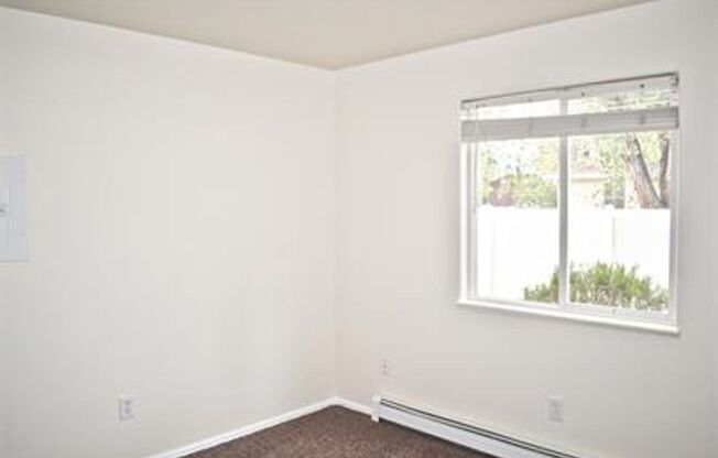 3 beds, 2 baths, 1,090 sqft, $1,595, Unit C