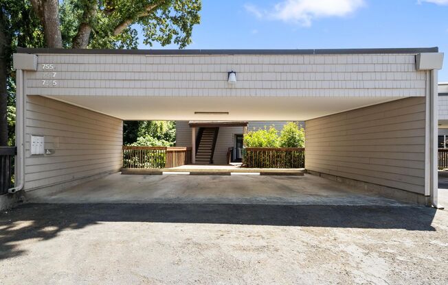 Updated 2BD/2BA Condo in North Portland! Scenic Views!
