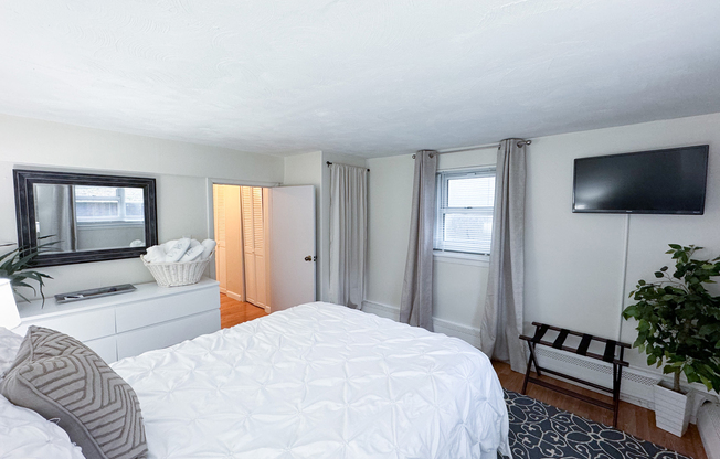 1 bed, 1 bath, 700 sqft, $4,300, Unit 2B
