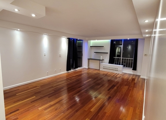33 Pond Ave