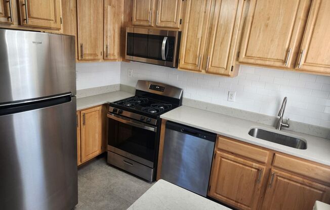 2 beds, 1 bath, 897 sqft, $2,350, Unit F-15