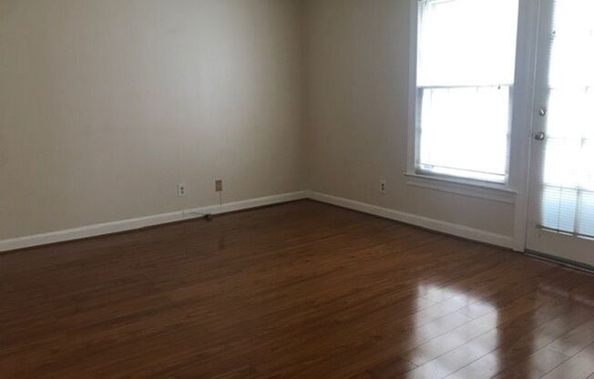 CORNER TOWNHOUSE/WOOD FLOORS/EXTRA WINDOWS -- WFU AREA!