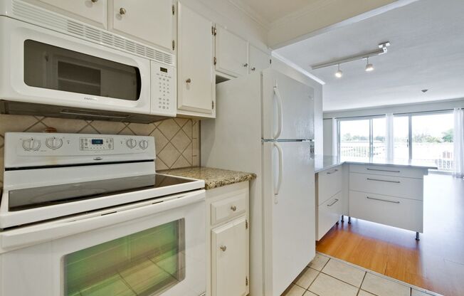Introducing a 2 Bed 2 Bath penthouse condo located in the desirable Mountain View!