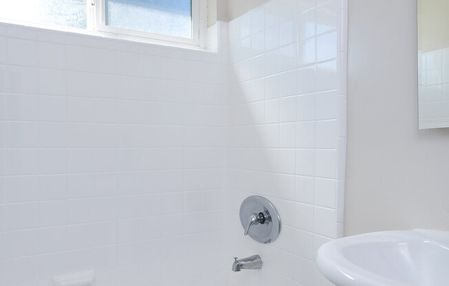 Studio, 1 bath, 444 sqft, $1,550, Unit 28