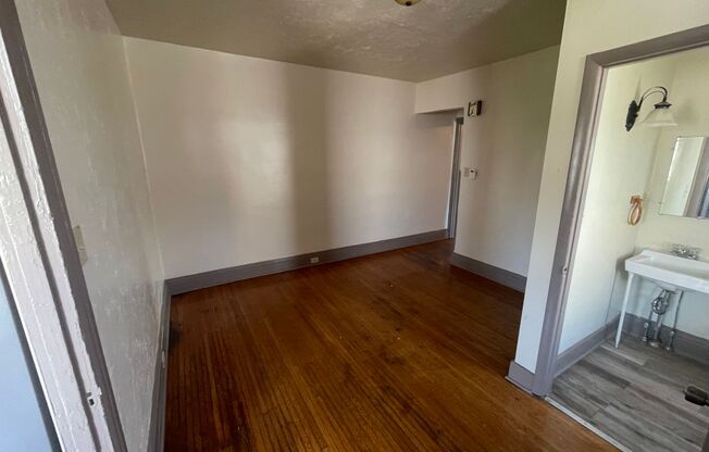 Large Five Bedroom 1.5 Bathroom In York!
