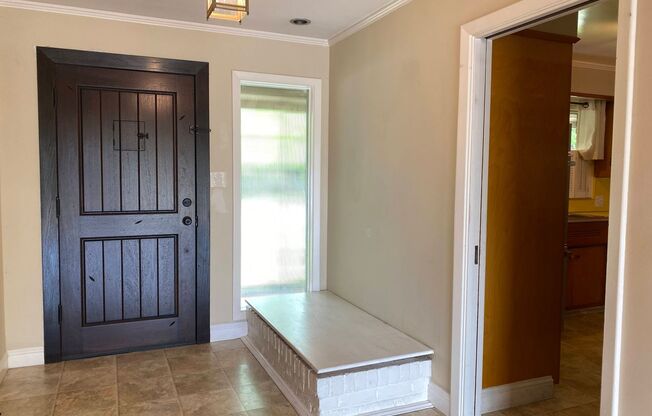 Large Three Bed, Two Bath Home with a Pool in Lincoln Village