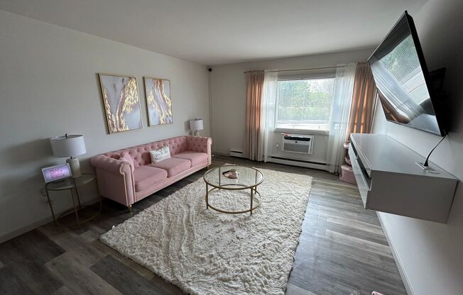 2 beds, 1 bath, $1,395, Unit 204