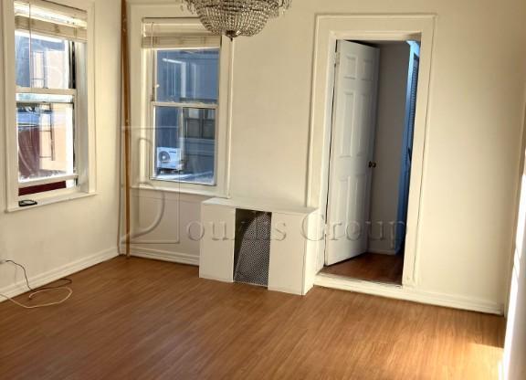 2 beds, 1 bath, $3,200, Unit 2R