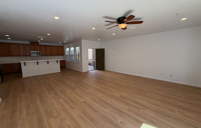 3 beds, 2.5 baths, $2,595, Unit #3014