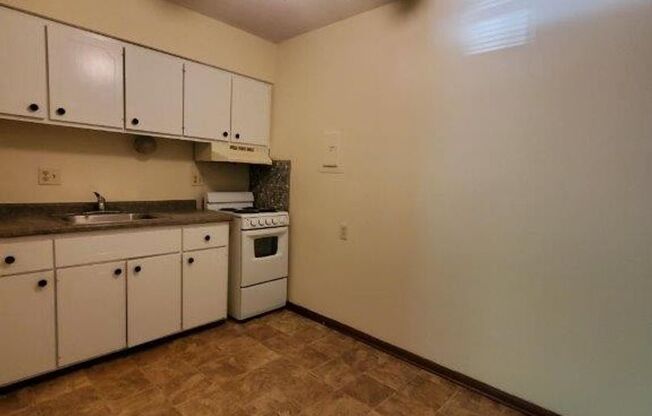 2 beds, 1 bath, 800 sqft, $750, Unit 1075 33rd St-Unit 03