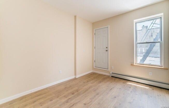 3 beds, 1 bath, $2,950, Unit 3FL