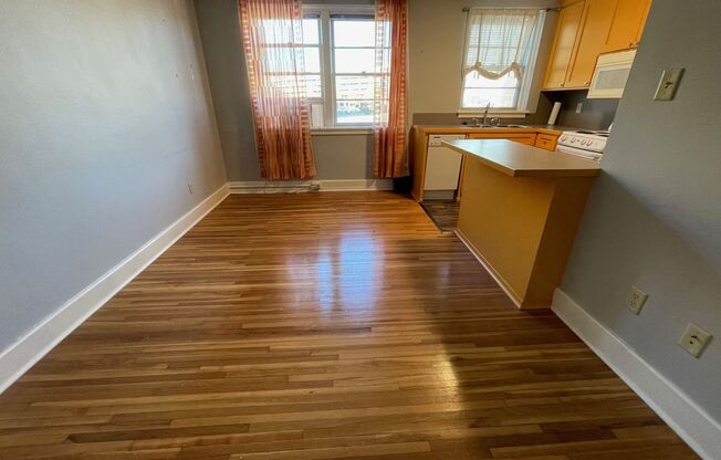 1 bed, 1 bath, 600 sqft, $925, Unit 315 E. 6th  - 214