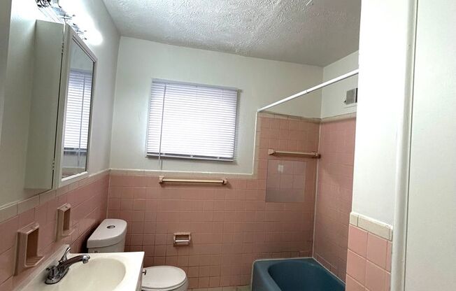 2 beds, 1 bath, $825, Unit 8121