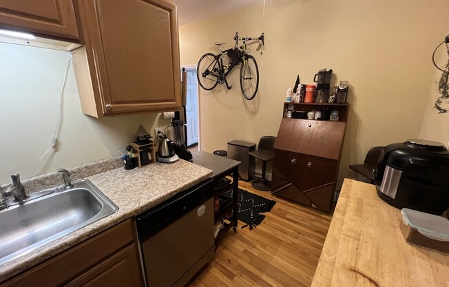 2 beds, 1 bath, $3,400, Unit 1A