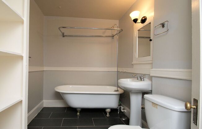 Studio, 1 bath, 404 sqft, $950, Unit B5