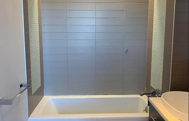 1 bed, 1 bath, $3,900, Unit 5J