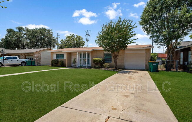121 ROSEWOOD DR