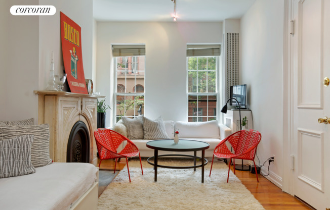 251 W 21 ST