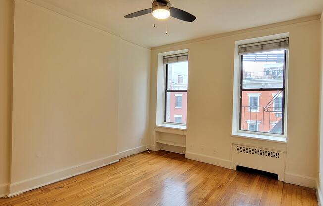 225 W 15 ST