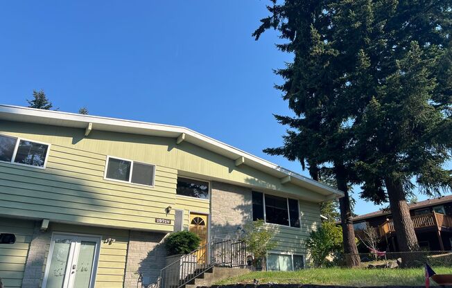 Large upper duplex in Shoreline for Rent!