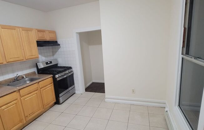 3 beds, 1 bath, 1,000 sqft, $2,100